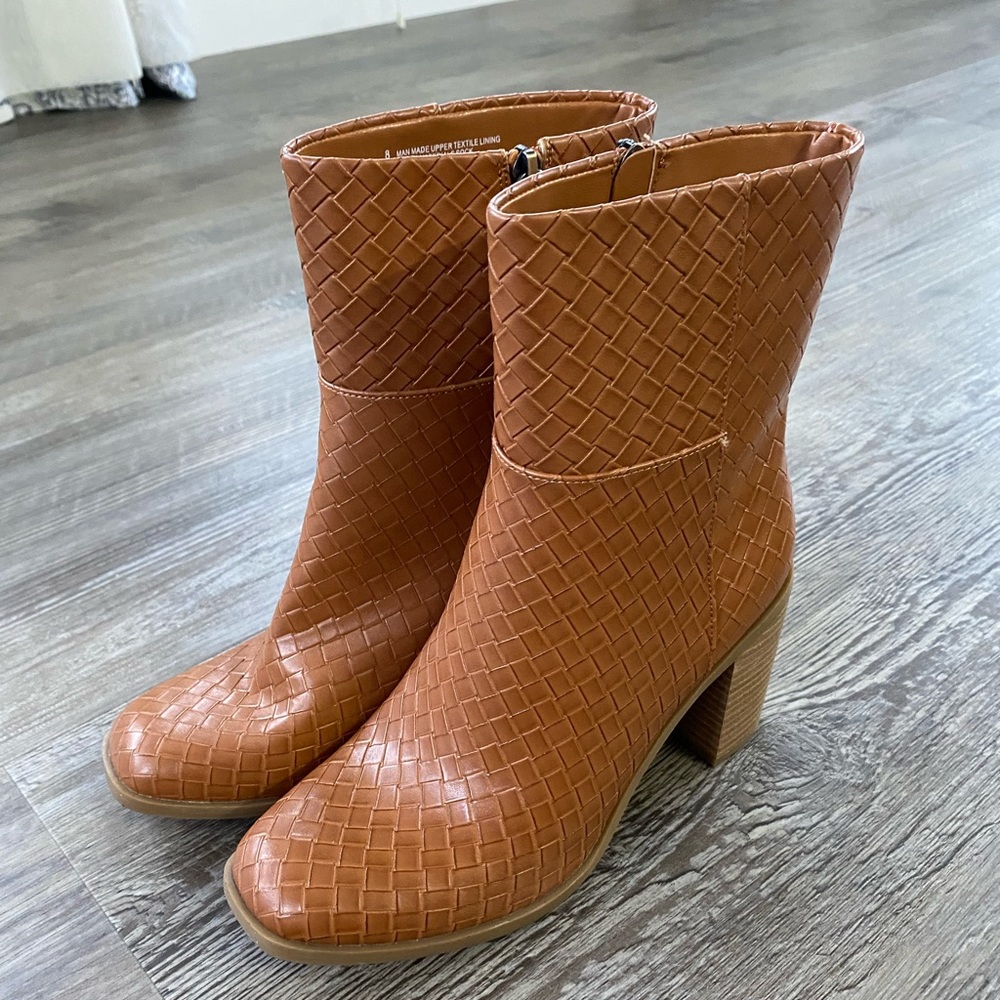 Womens Size 8 Basket Weave Faux Leather High Heel Block Boots